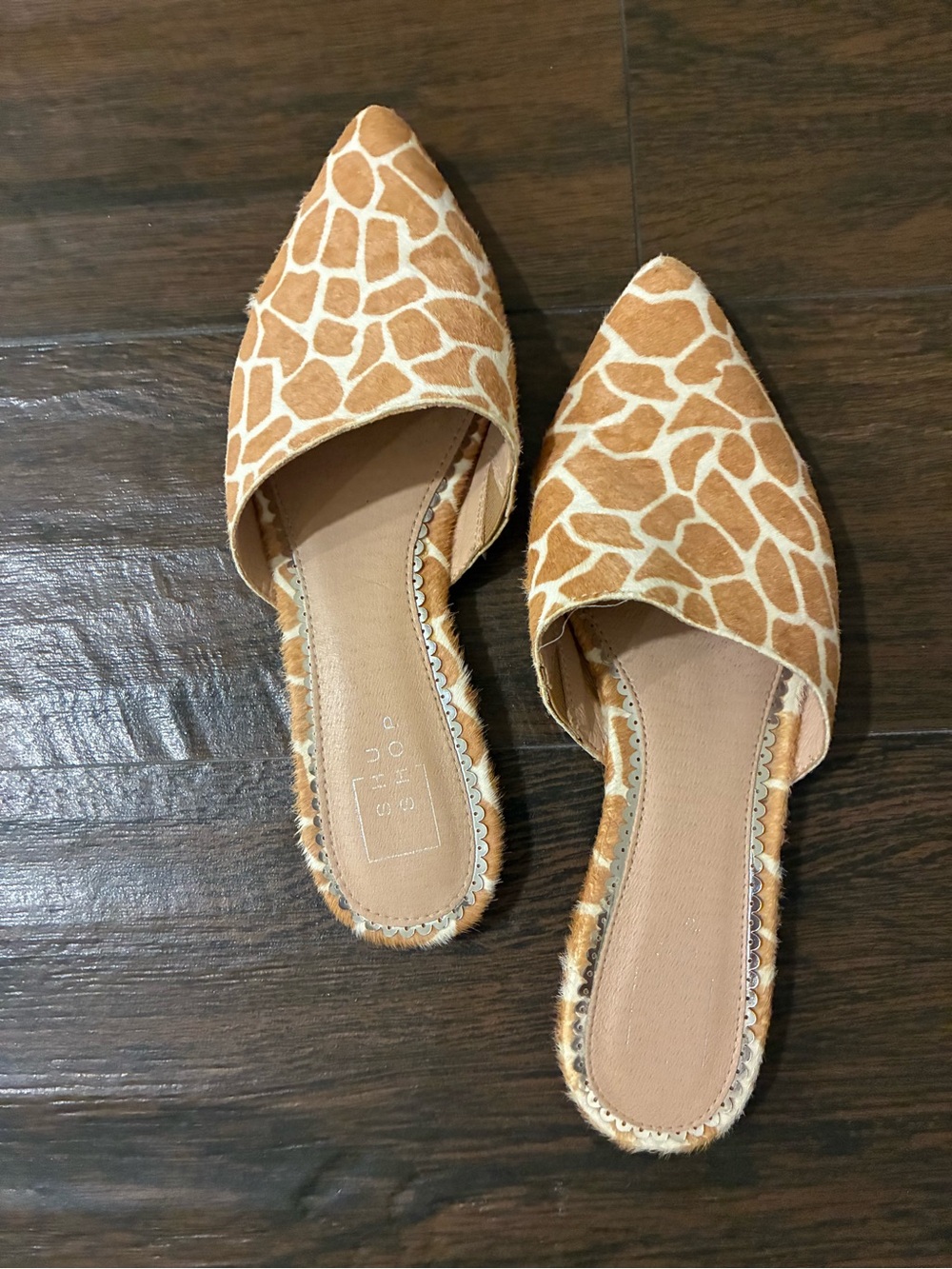 Giraffe Print Pointed Toe Slip-On Flats - Women